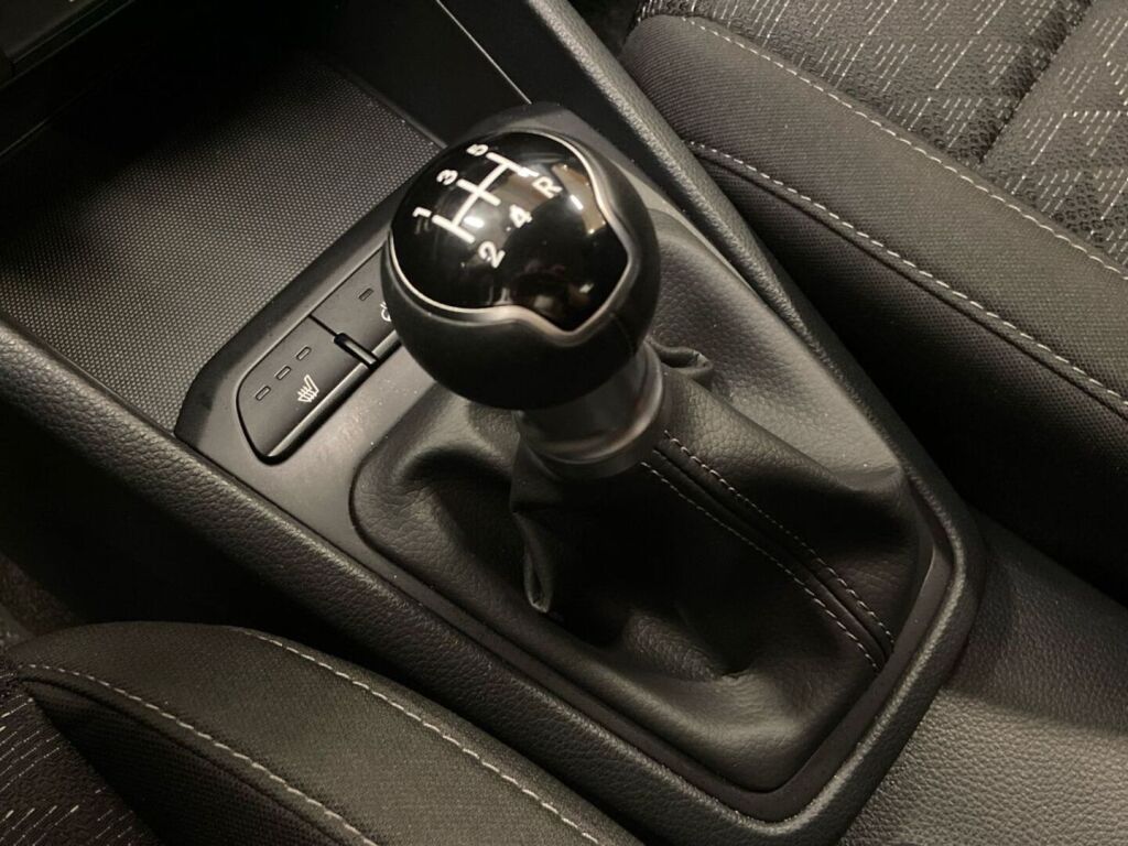 Kia Rio 2022 Punainen