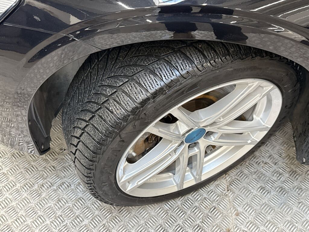 Volvo V60 2021 Musta