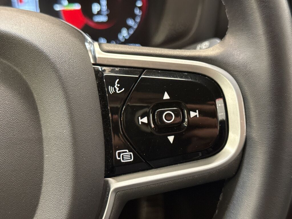 Volvo V60 2022 Musta