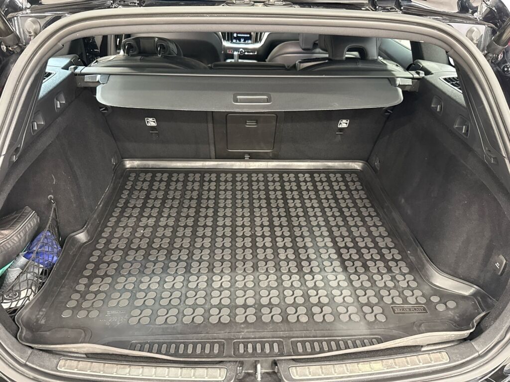Volvo V60 2021 Musta