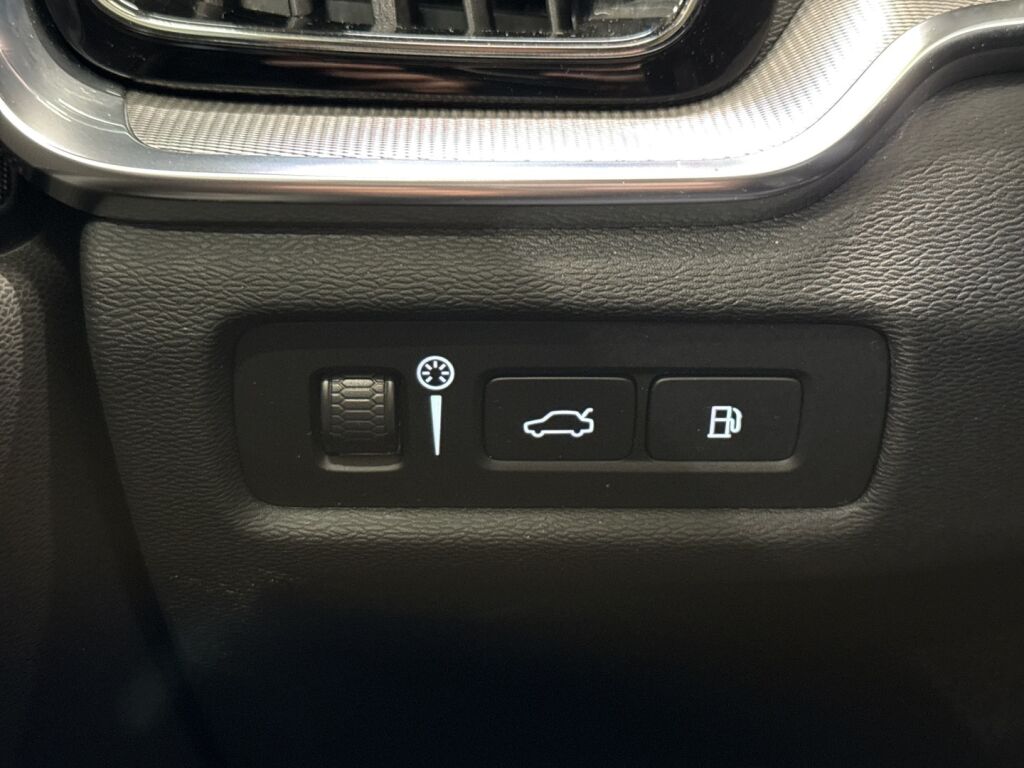 Volvo V60 2022 Musta