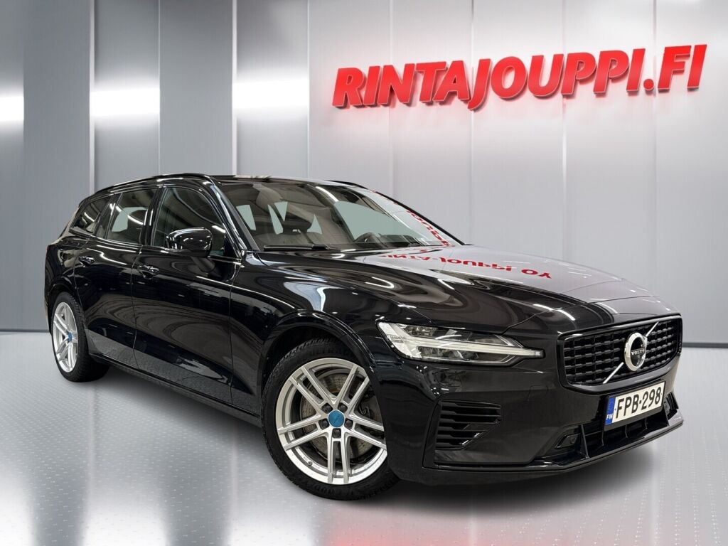 Volvo V60 2022 Musta