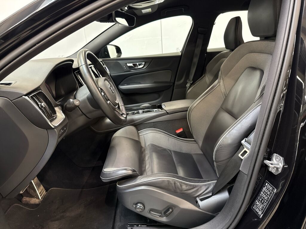 Volvo V60 2022 Musta