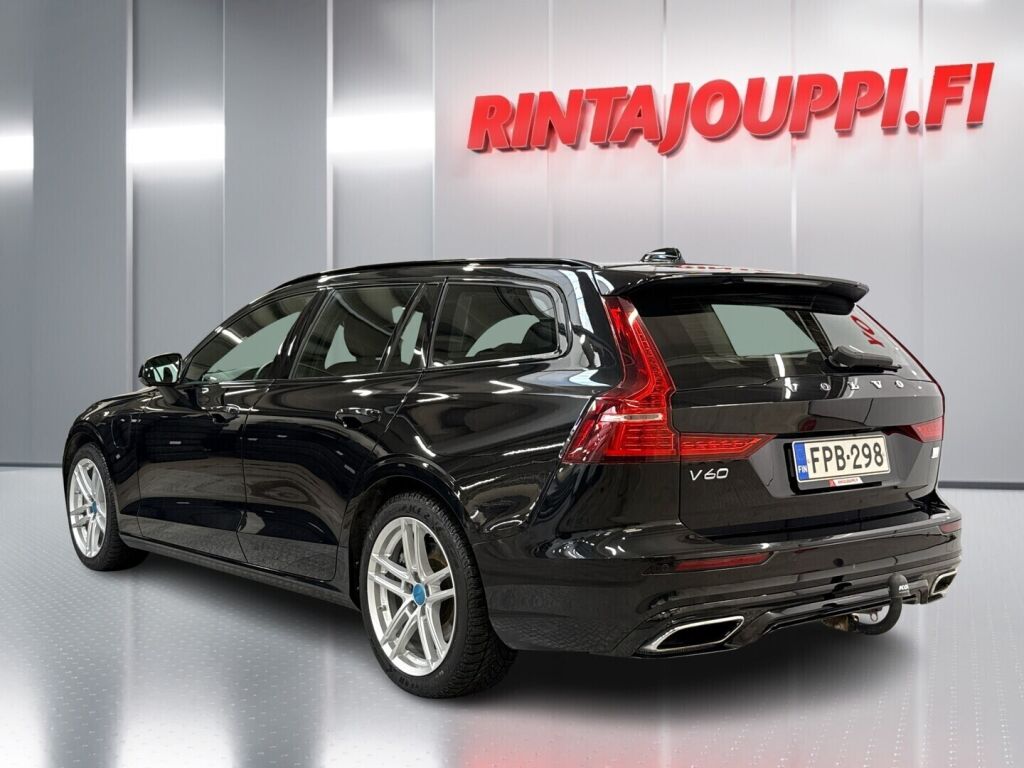 Volvo V60 2021 Musta