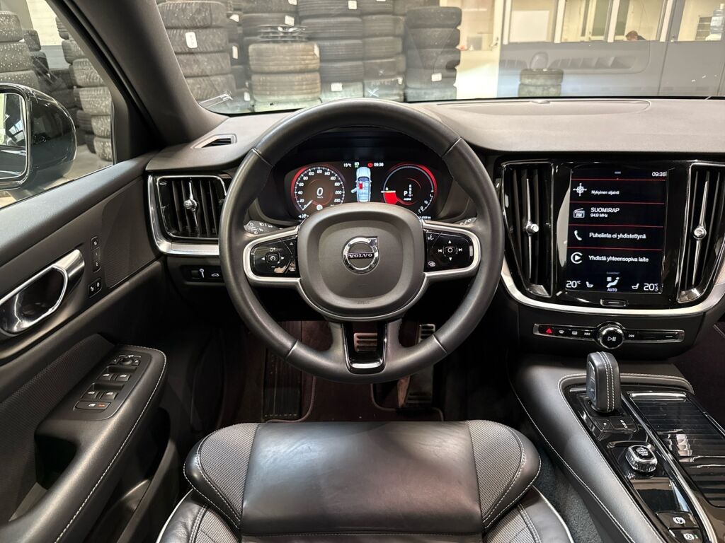 Volvo V60 2022 Musta