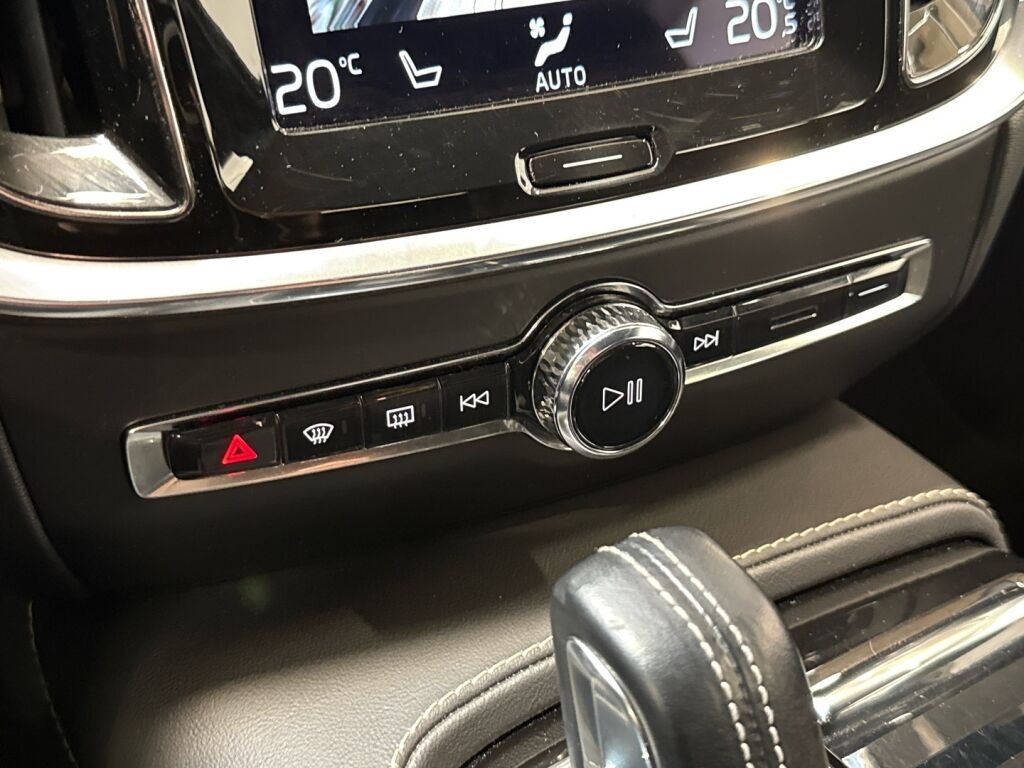 Volvo V60 2021 Musta