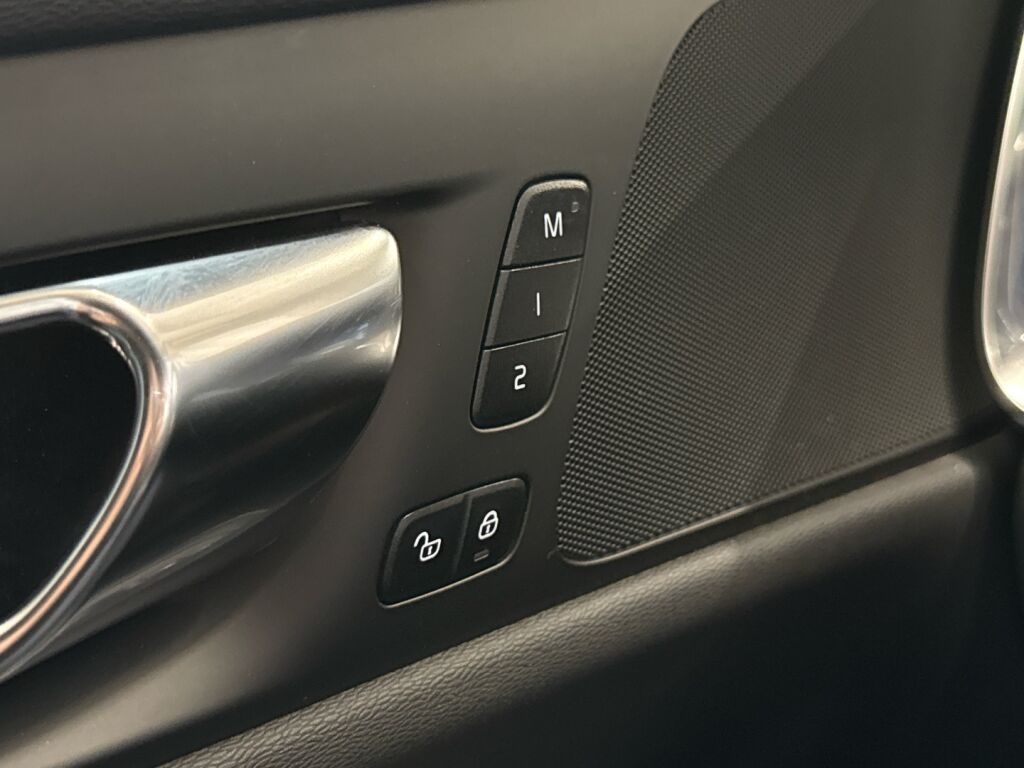 Volvo V60 2022 Musta