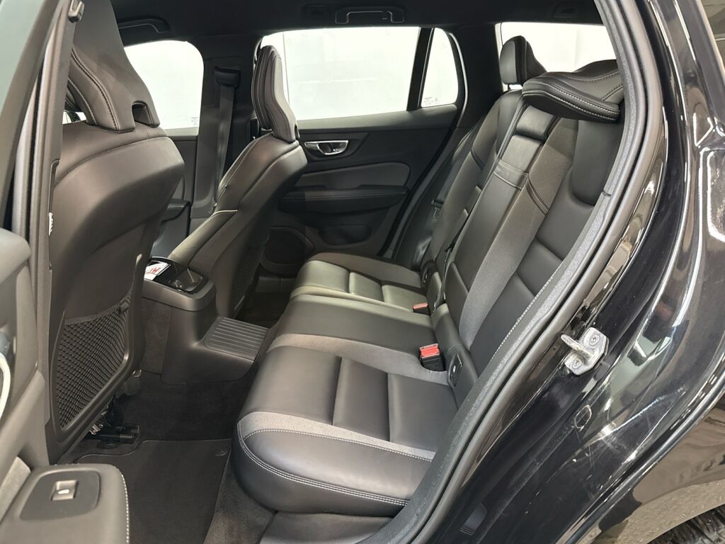 Volvo V60 2021 Musta