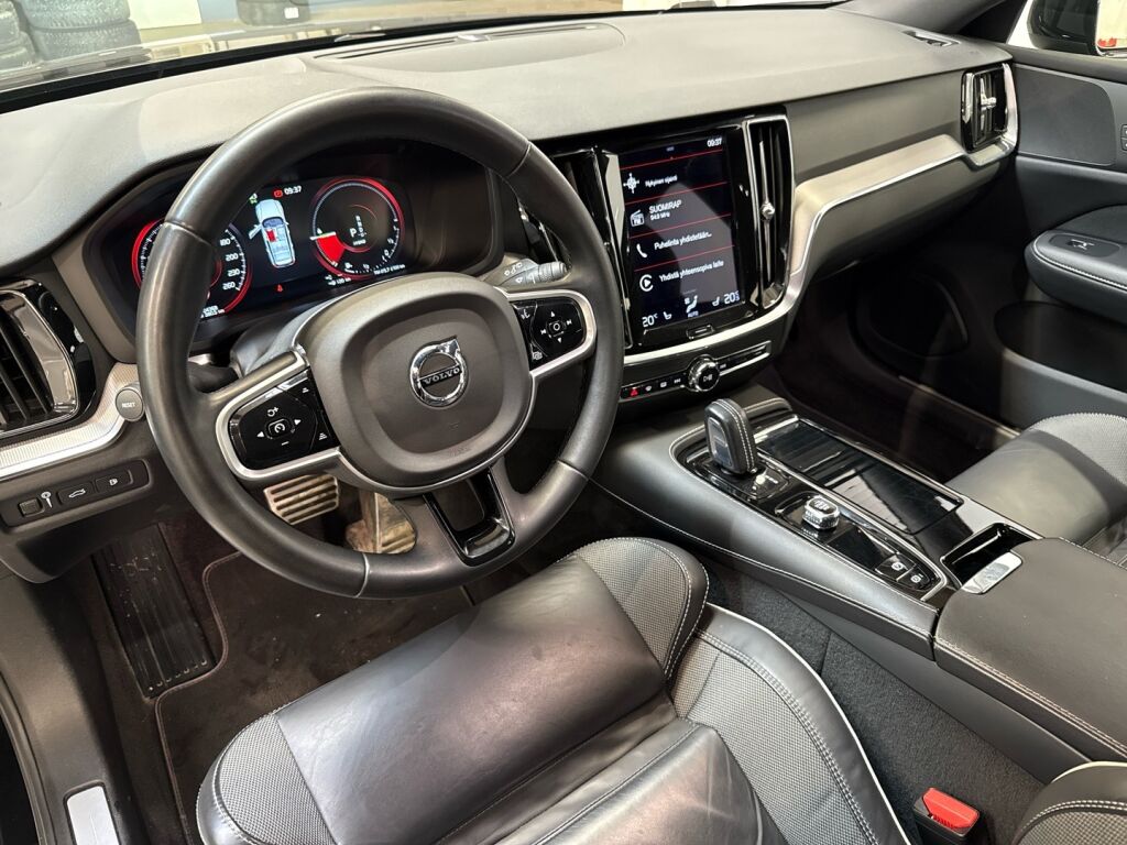 Volvo V60 2022 Musta