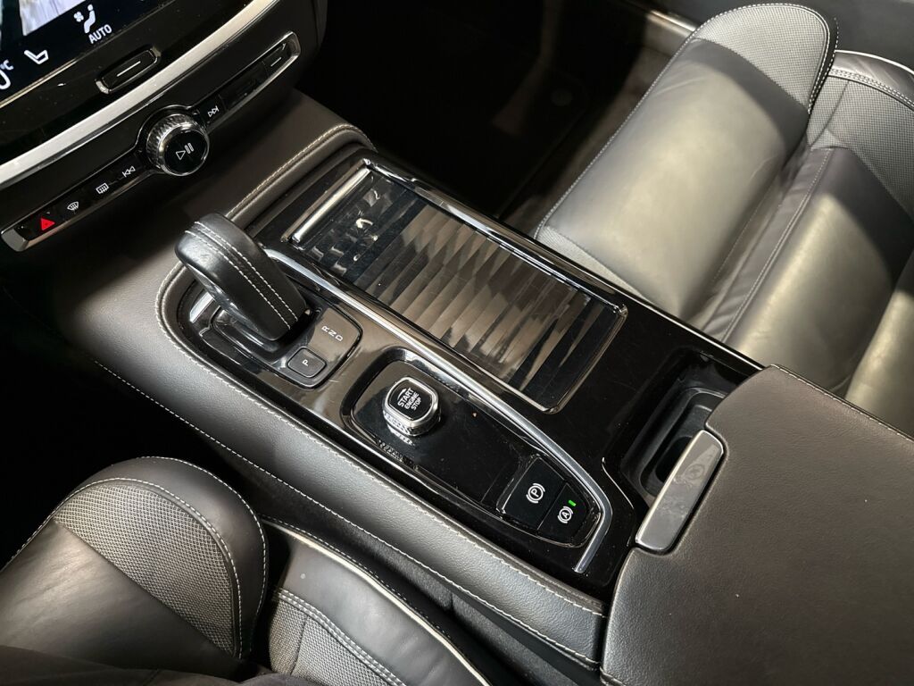 Volvo V60 2022 Musta