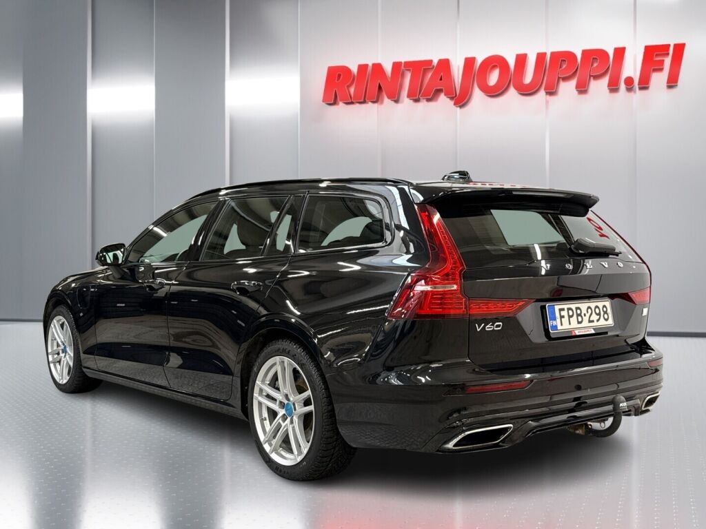 Volvo V60 2022 Musta