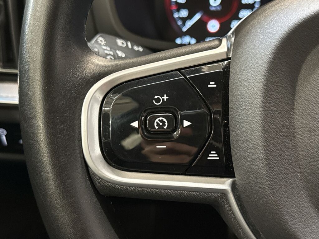 Volvo V60 2022 Musta