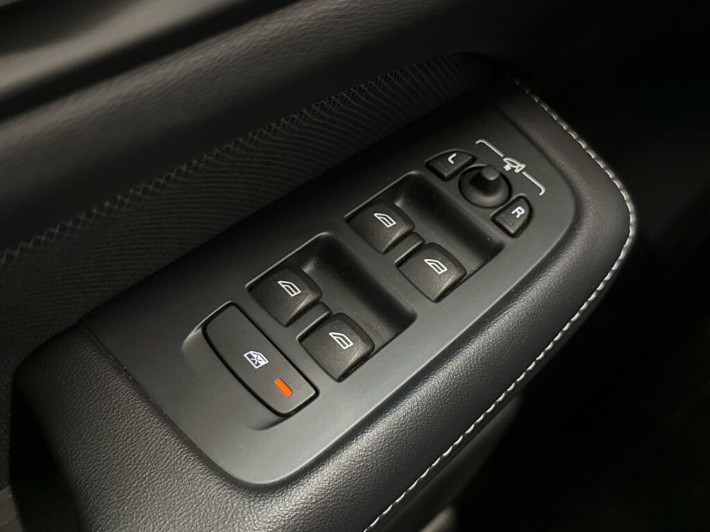 Volvo V60 2022 Musta