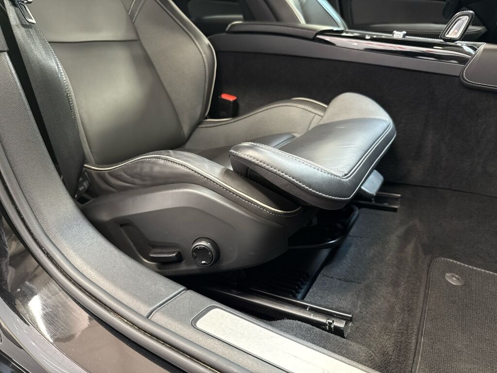 Volvo V60 2022 Musta