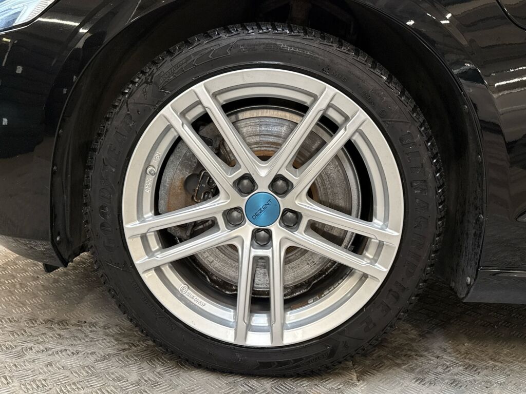 Volvo V60 2022 Musta