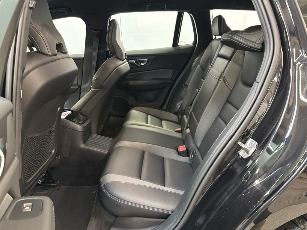 Volvo V60 2022 Musta