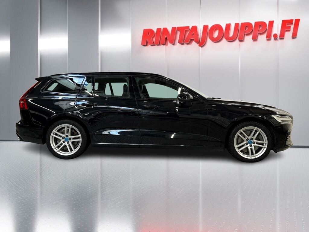 Volvo V60 2022 Musta