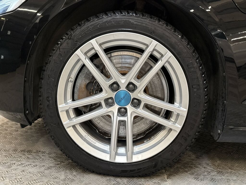 Volvo V60 2021 Musta