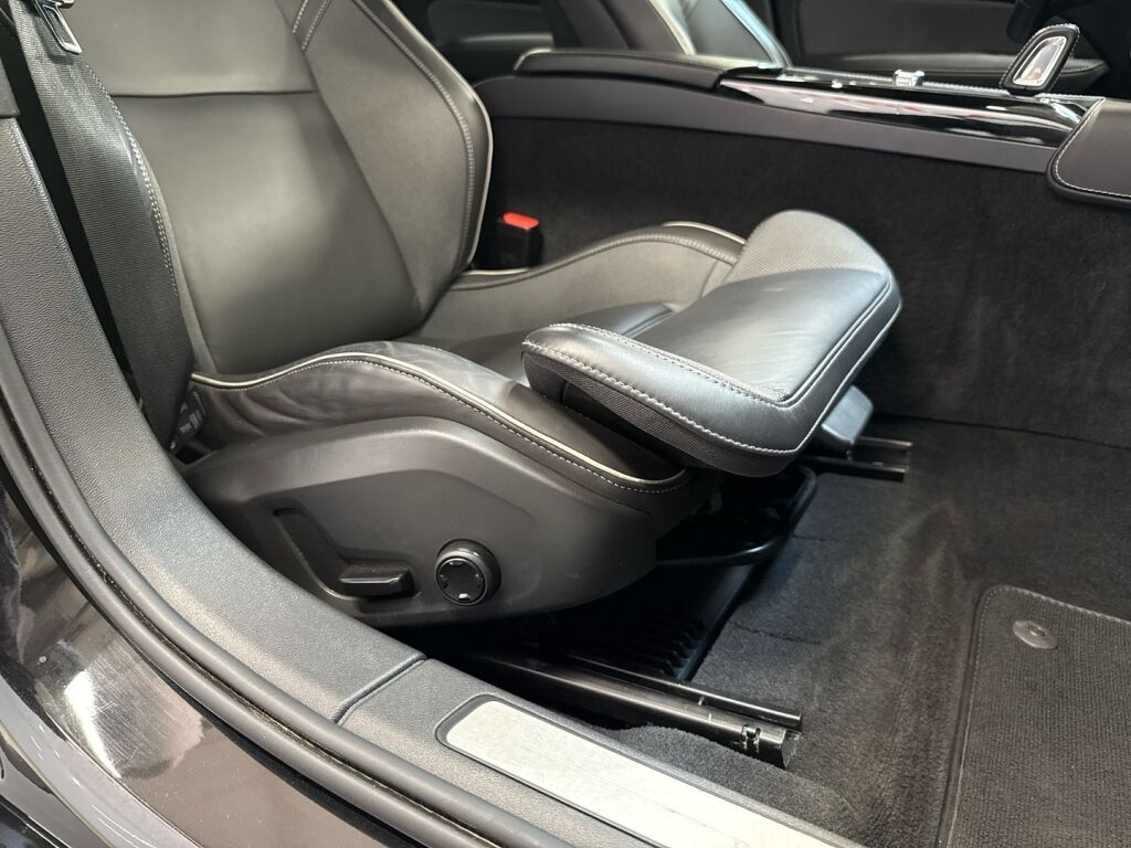 Volvo V60 2021 Musta