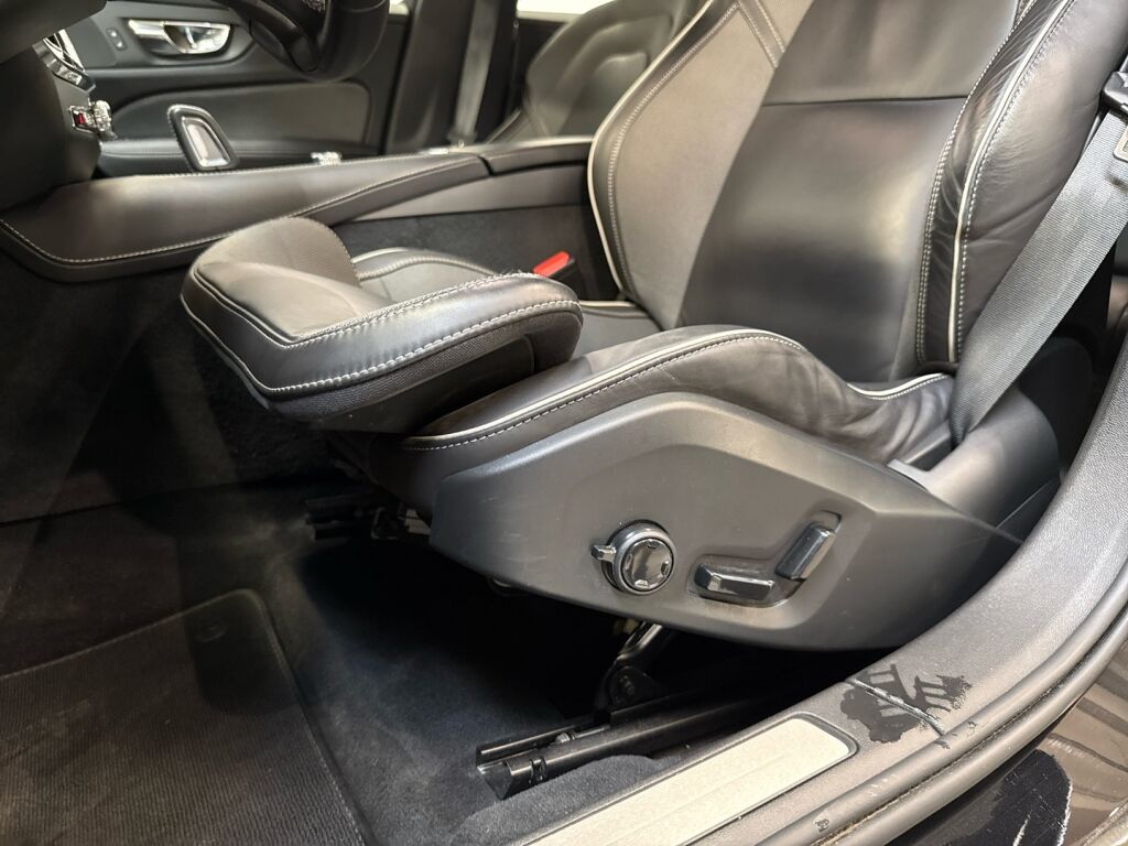 Volvo V60 2022 Musta