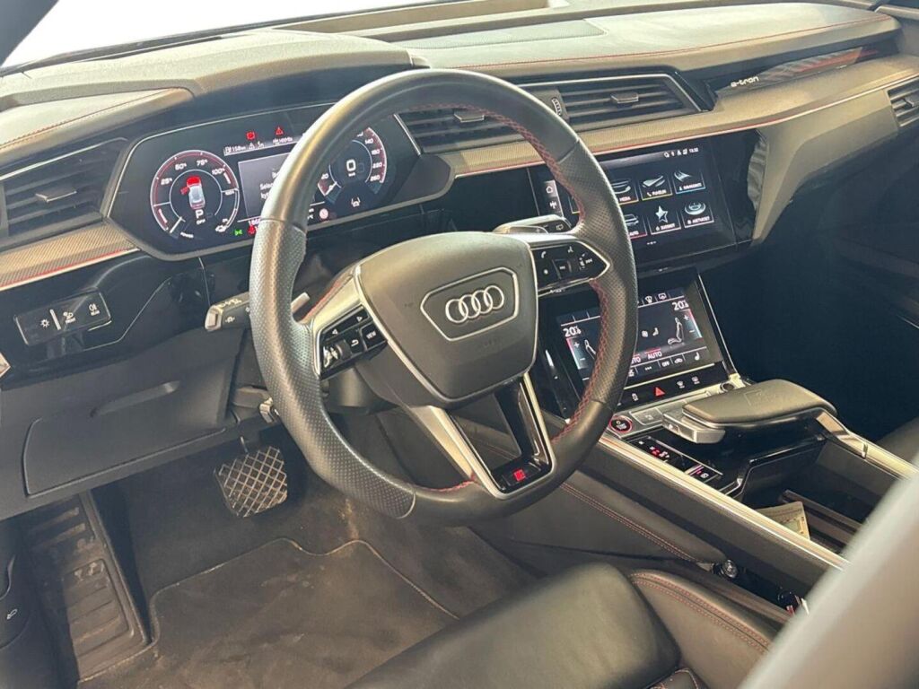Audi e-tron 2022 Musta