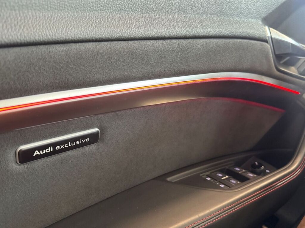 Audi e-tron 2022 Musta