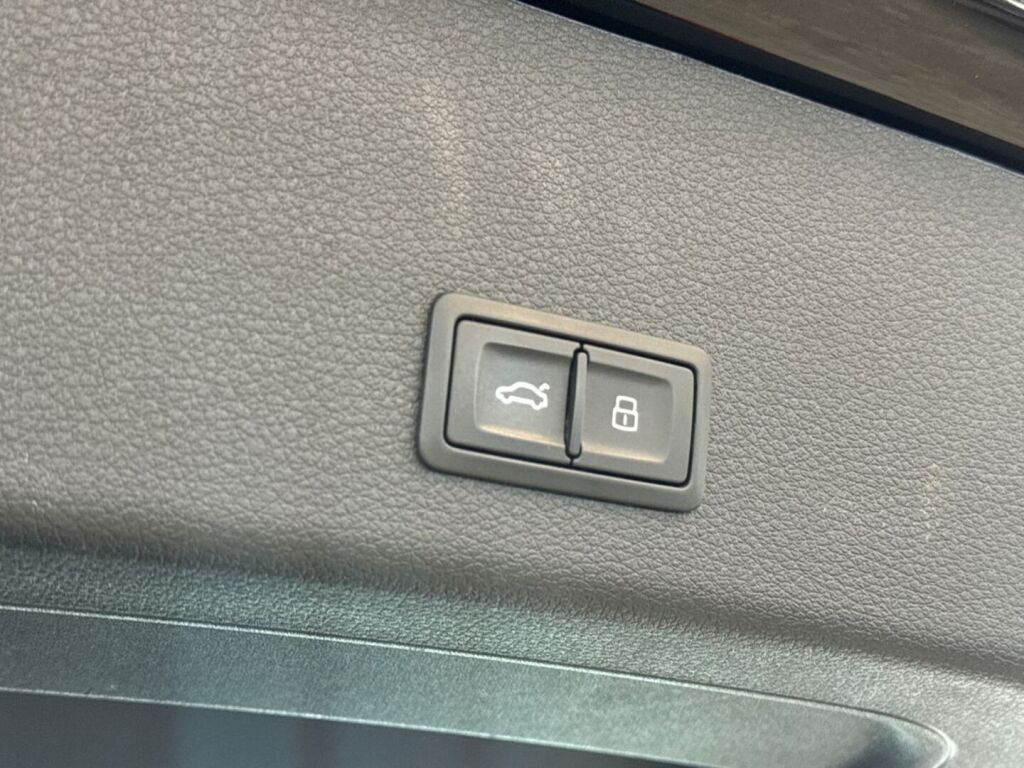 Audi e-tron 2022 Musta