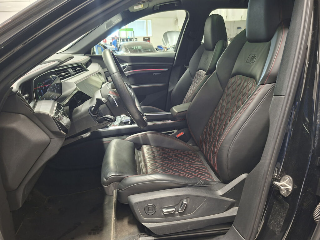 Audi e-tron 2022 Musta