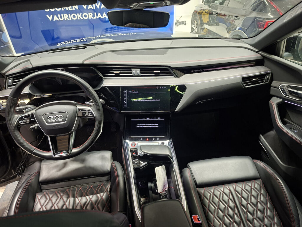 Audi e-tron 2022 Musta