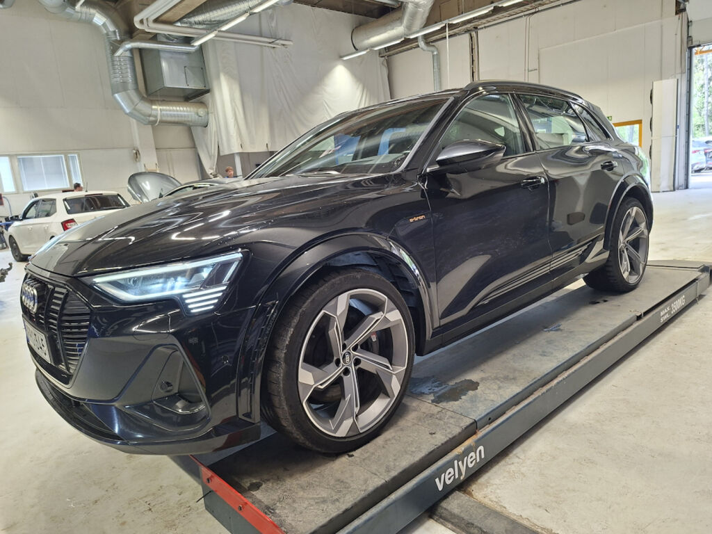 Audi e-tron 2022 Musta