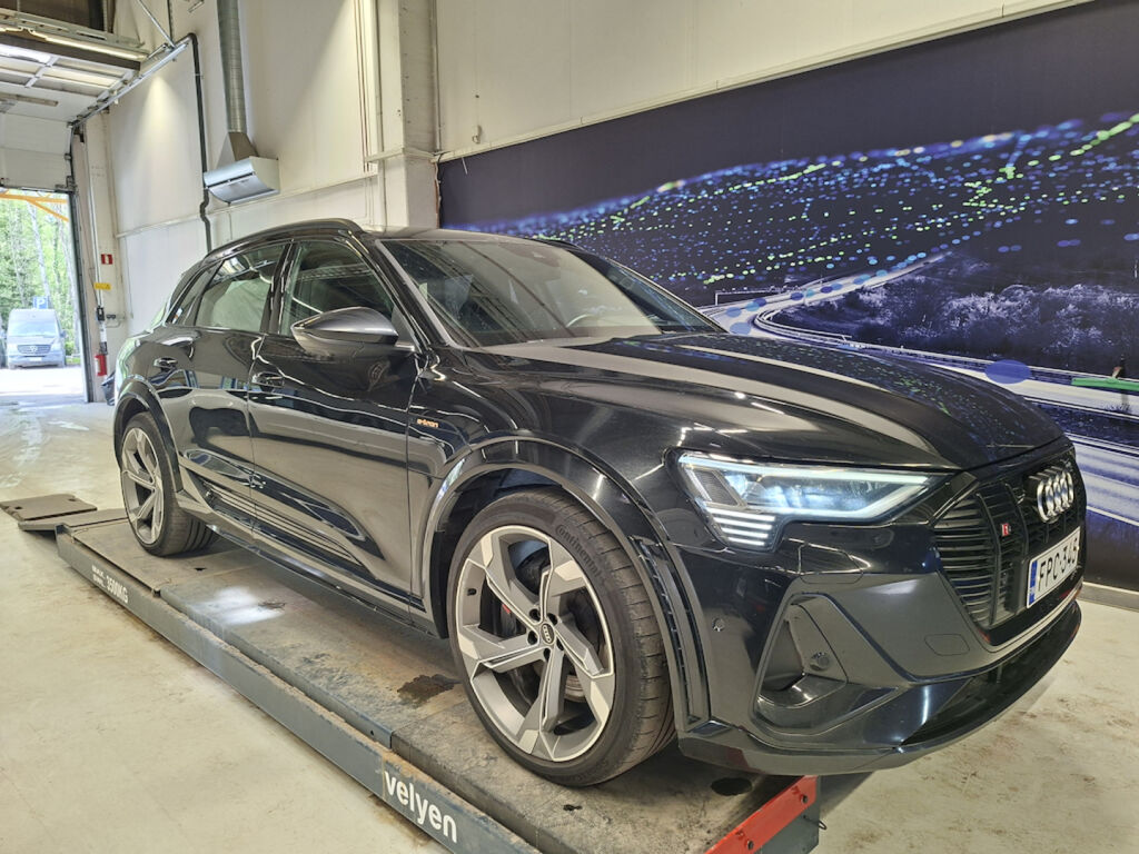 Audi e-tron 2022 Musta