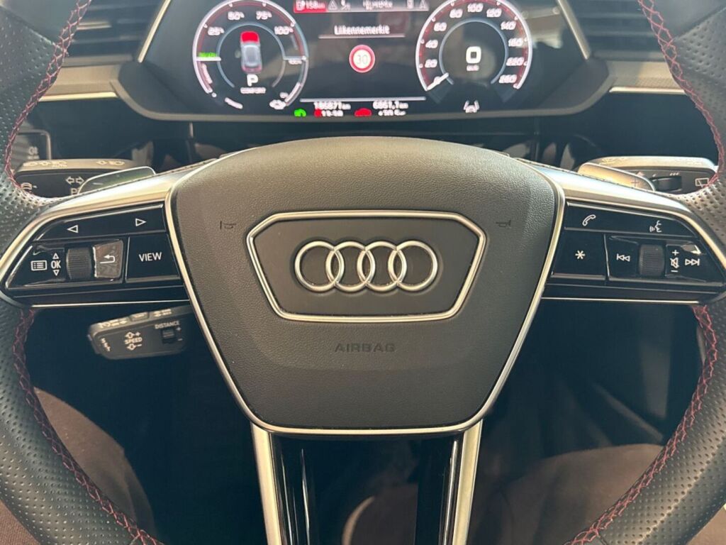 Audi e-tron 2022 Musta