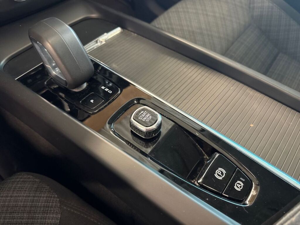 Volvo XC60 2023 Musta