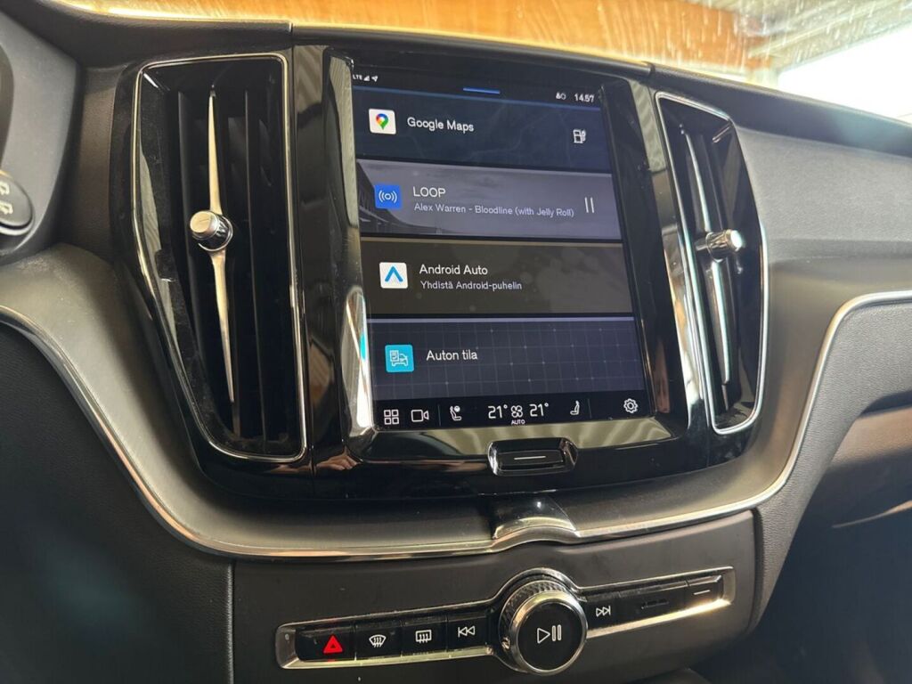 Volvo XC60 2023 Musta