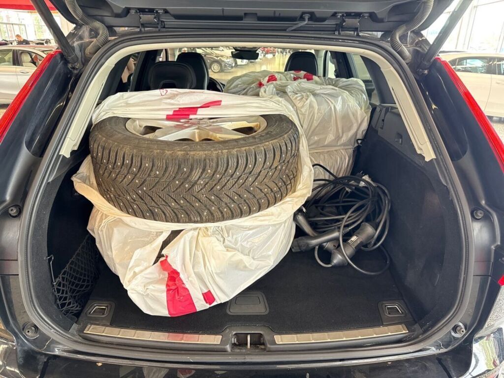 Volvo XC60 2023 Musta