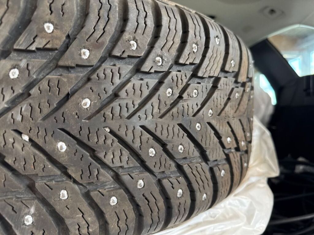 Volvo XC60 2023 Musta