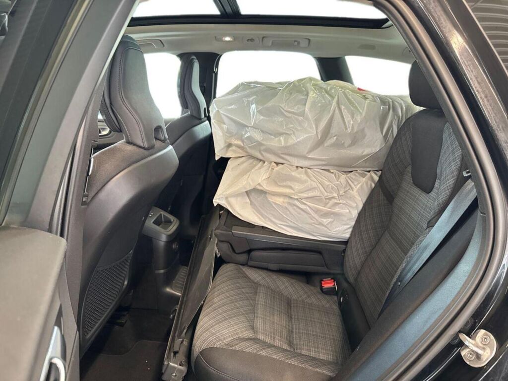 Volvo XC60 2023 Musta