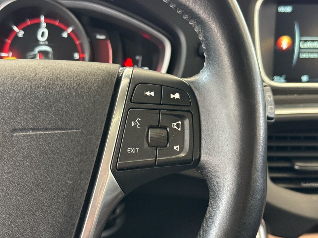 Volvo V40 Cross Country 2016 Musta