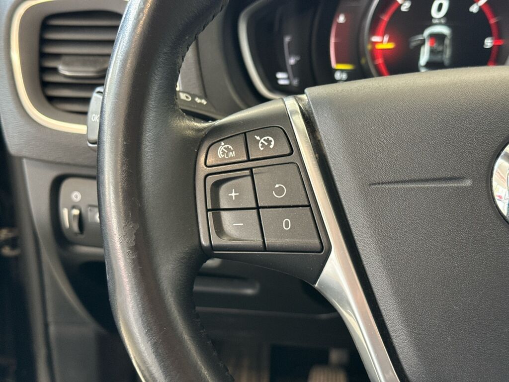 Volvo V40 Cross Country 2016 Musta