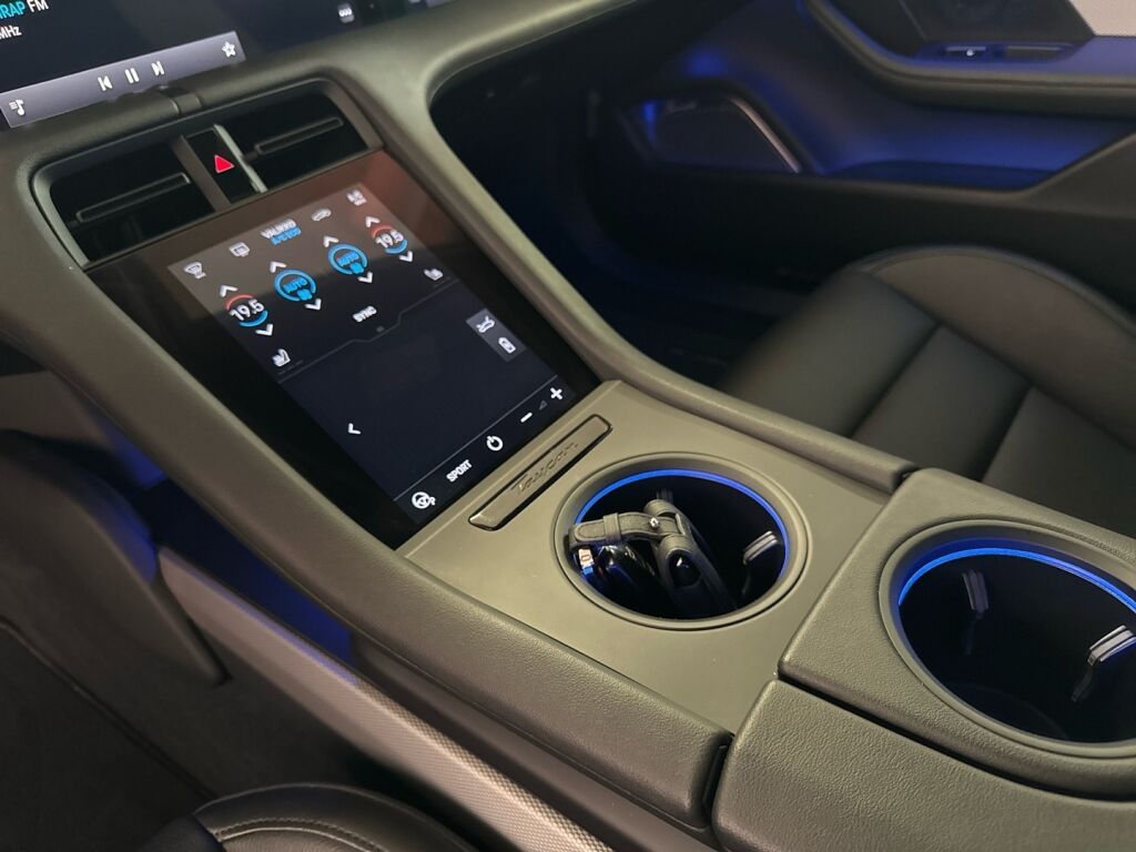 Porsche Taycan 2020 Musta