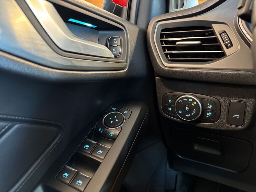 Ford Focus 2020 Punainen