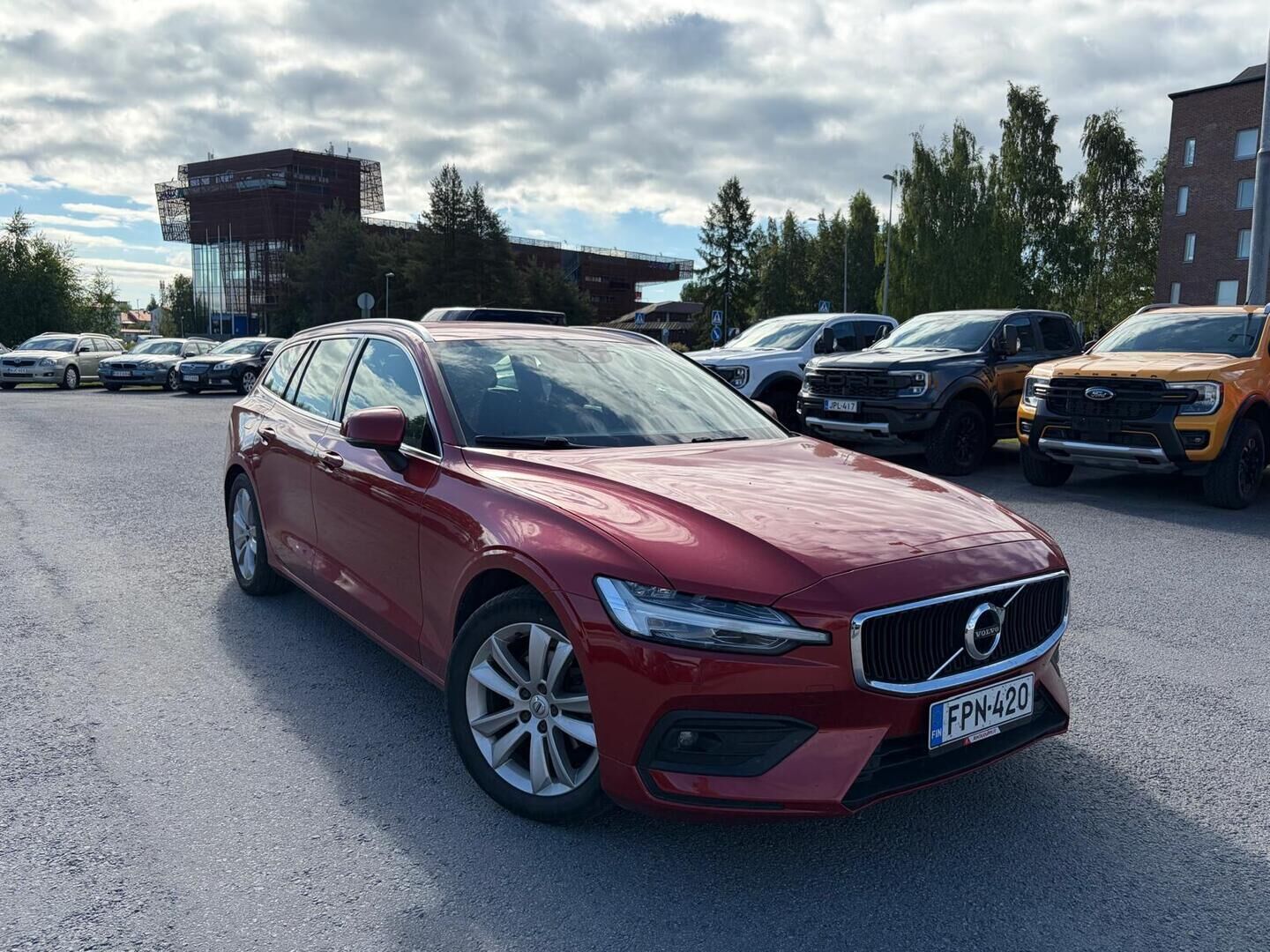 Punainen Volvo V60