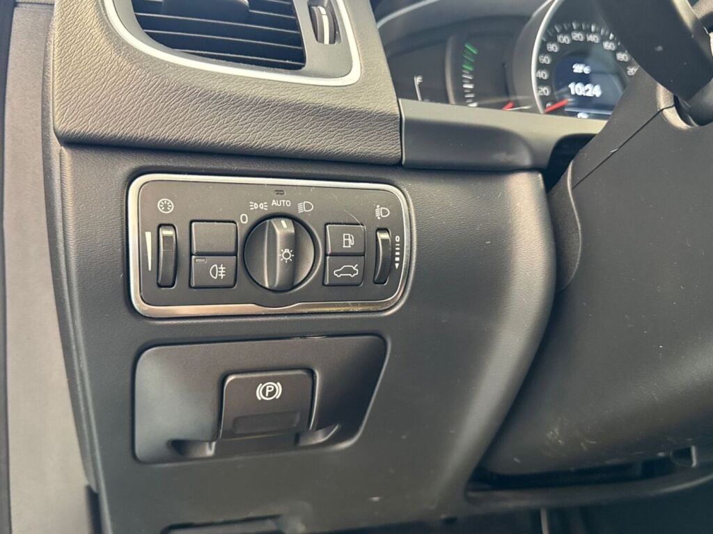 Volvo V60 2015 Sininen