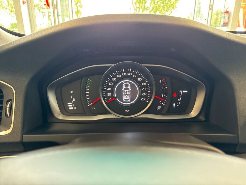 Volvo V60 2015 Sininen