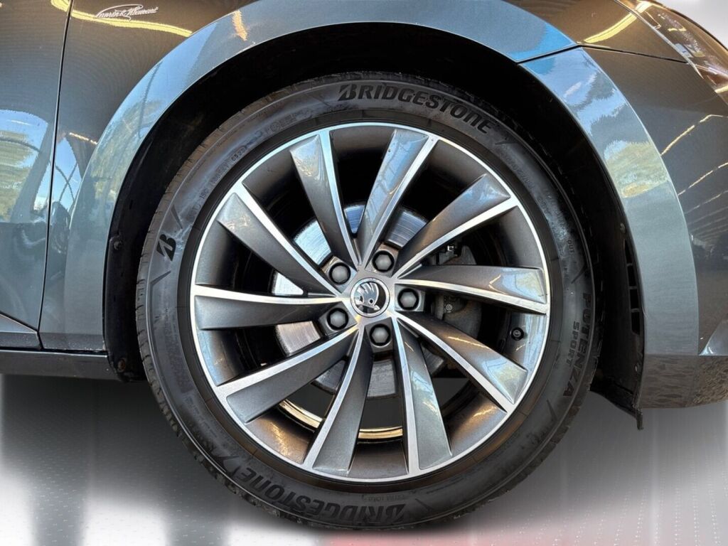 Skoda Superb 2018 Metallinhohto Harmaa