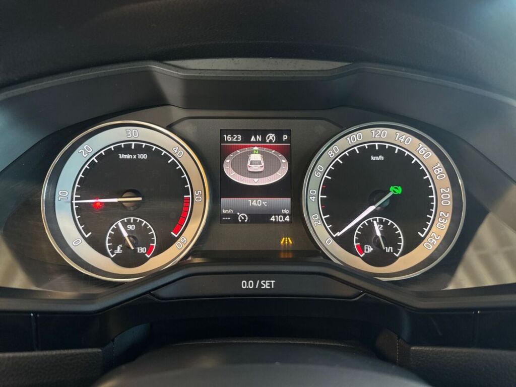 Skoda Superb 2018 Metallinhohto Harmaa