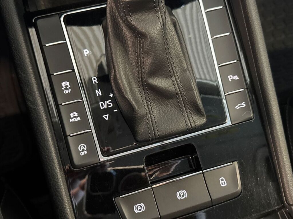 Skoda Superb 2018 Metallinhohto Harmaa