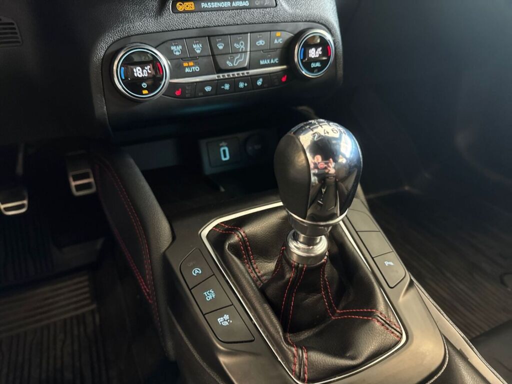 Ford Focus 2020 Musta