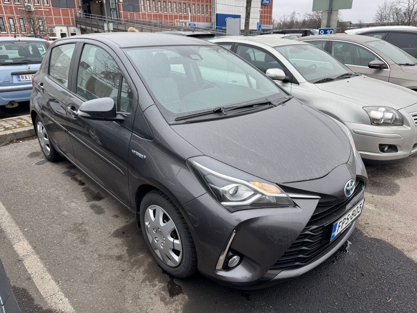 Harmaa Toyota Yaris
