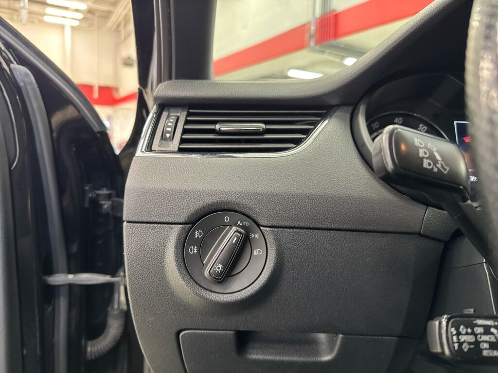 Skoda Octavia 2016 Musta